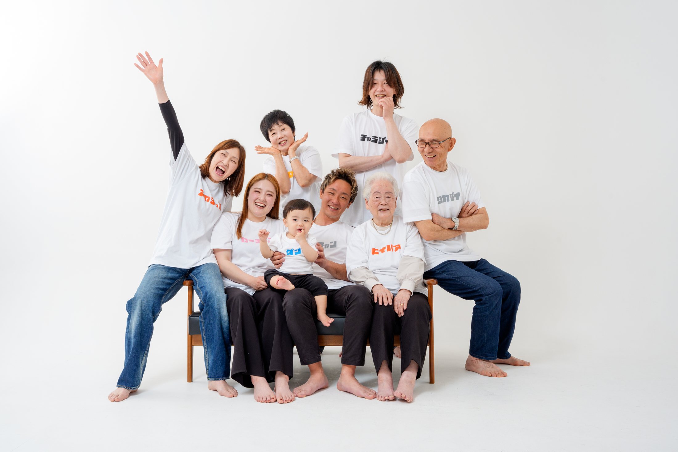 糸島写真館で撮影した、三世代でおそろいTシャツの笑顔の家族写真