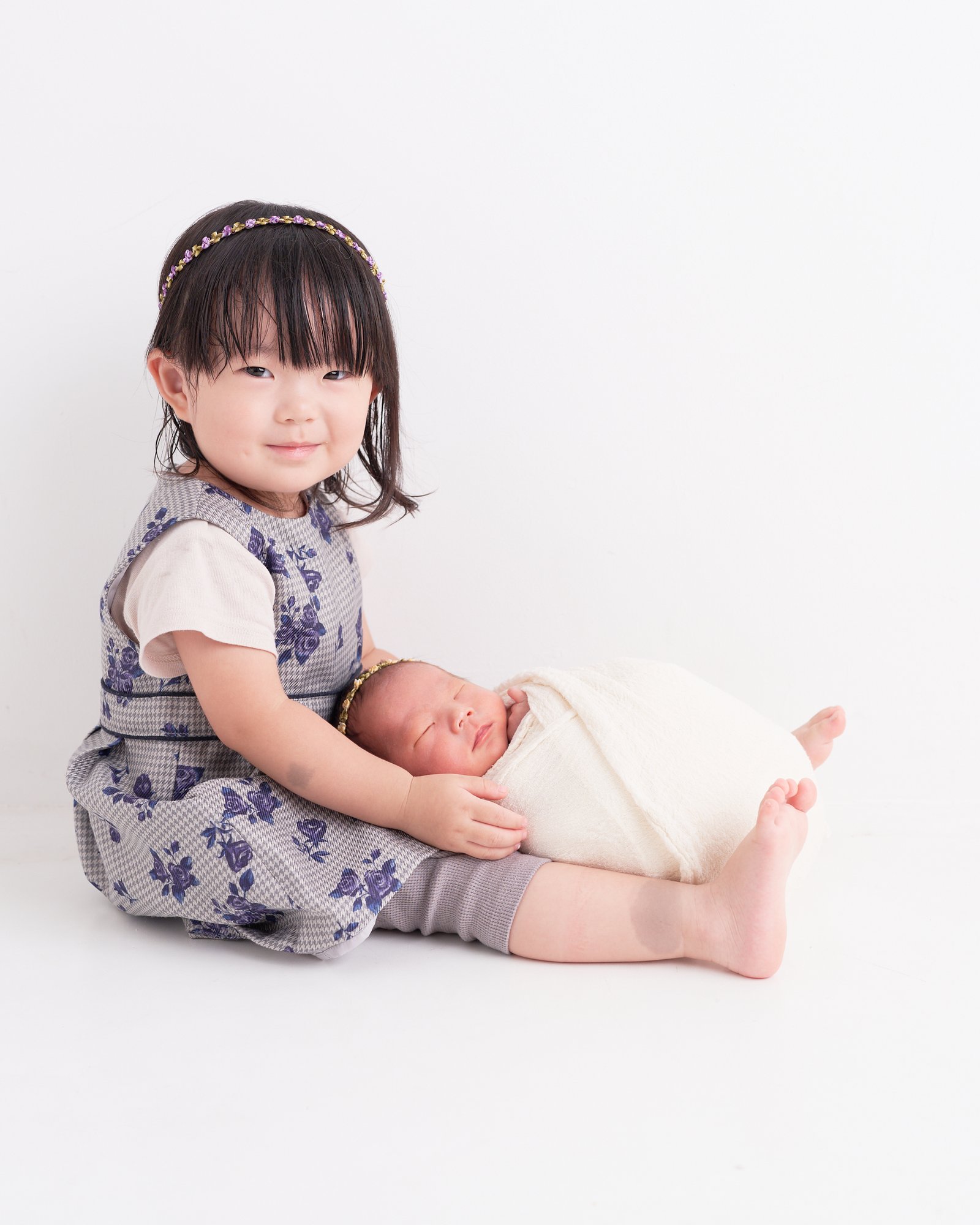 糸島写真館のニューボーンフォト（姉と生まれたばかりの赤ちゃん）