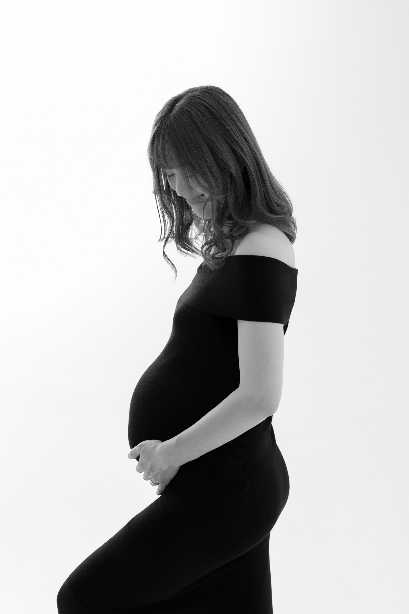 糸島写真館のマタニティフォト（おなかにやさしく手をそえる妊婦さん）