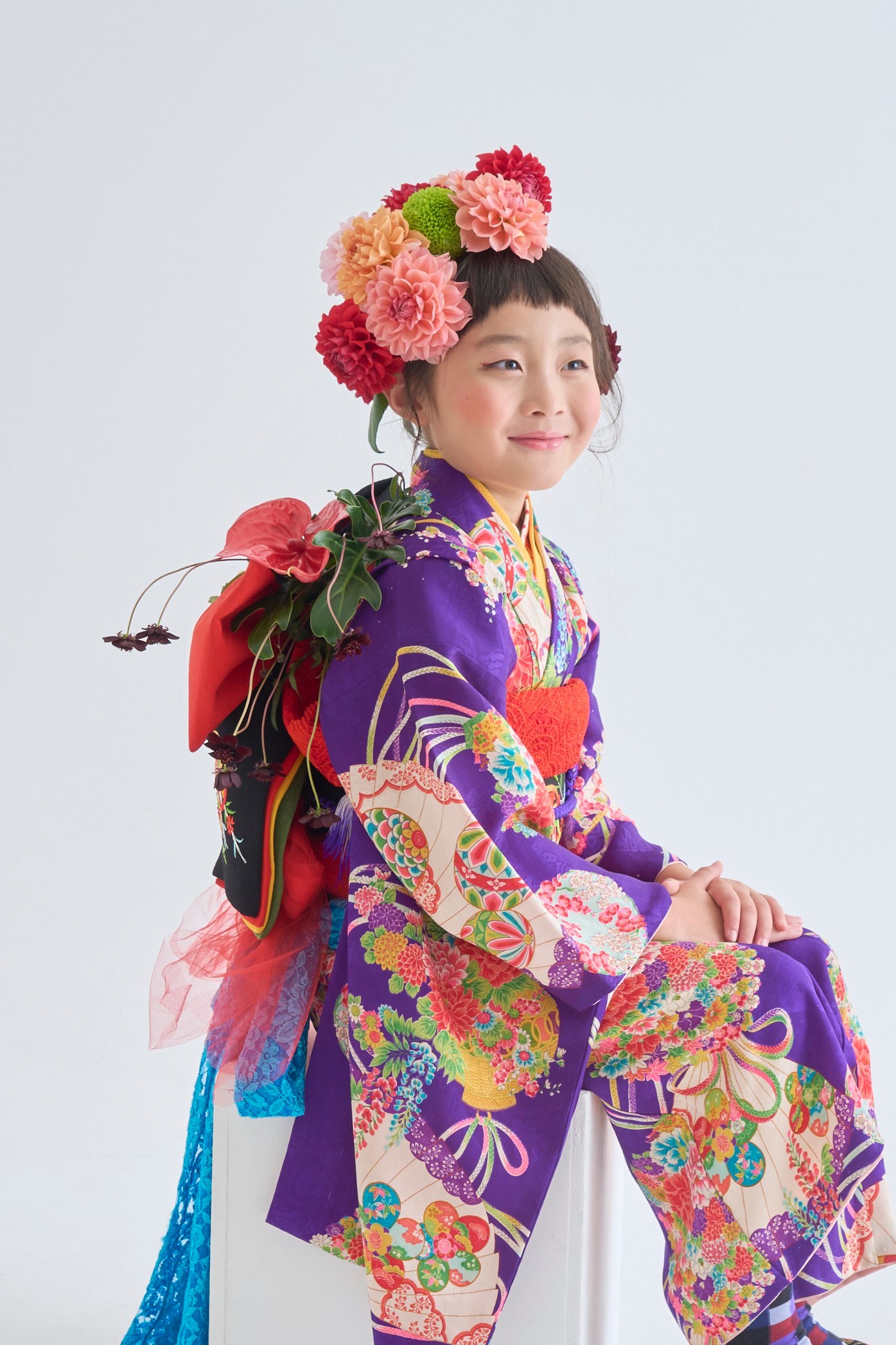 糸島写真館の七五三の写真（紫のアンティーク着物と生花の髪飾りの女の子）