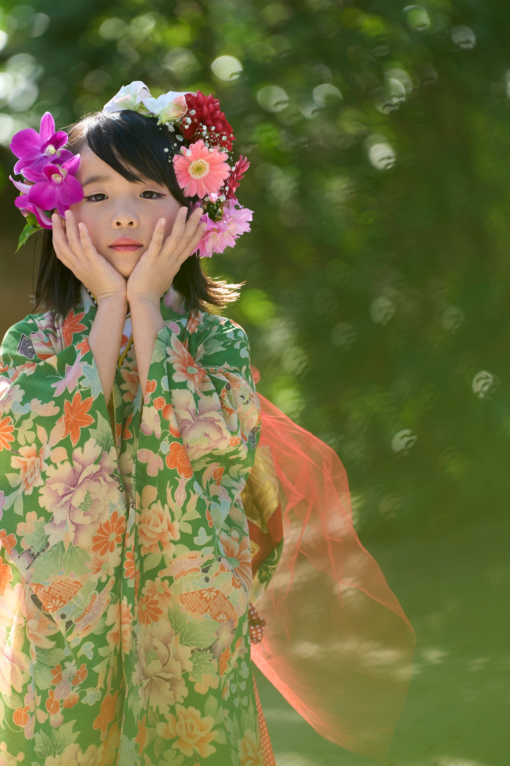 糸島写真館の七五三の写真（屋外ロケ・生花の花冠と緑の着物の女の子）