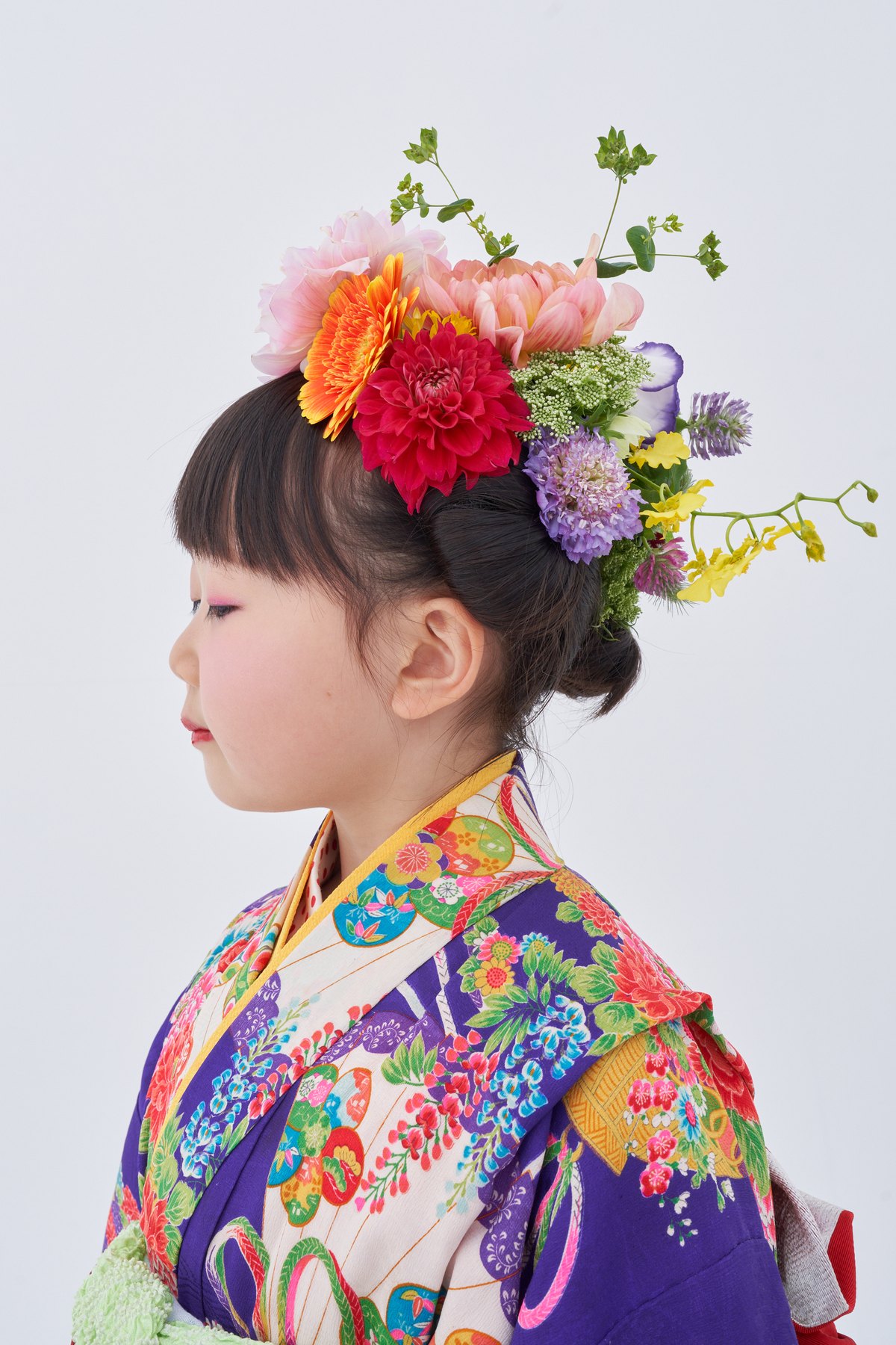 七五三の着物すがたに生花の髪飾りをつけた女の子（糸島写真館）