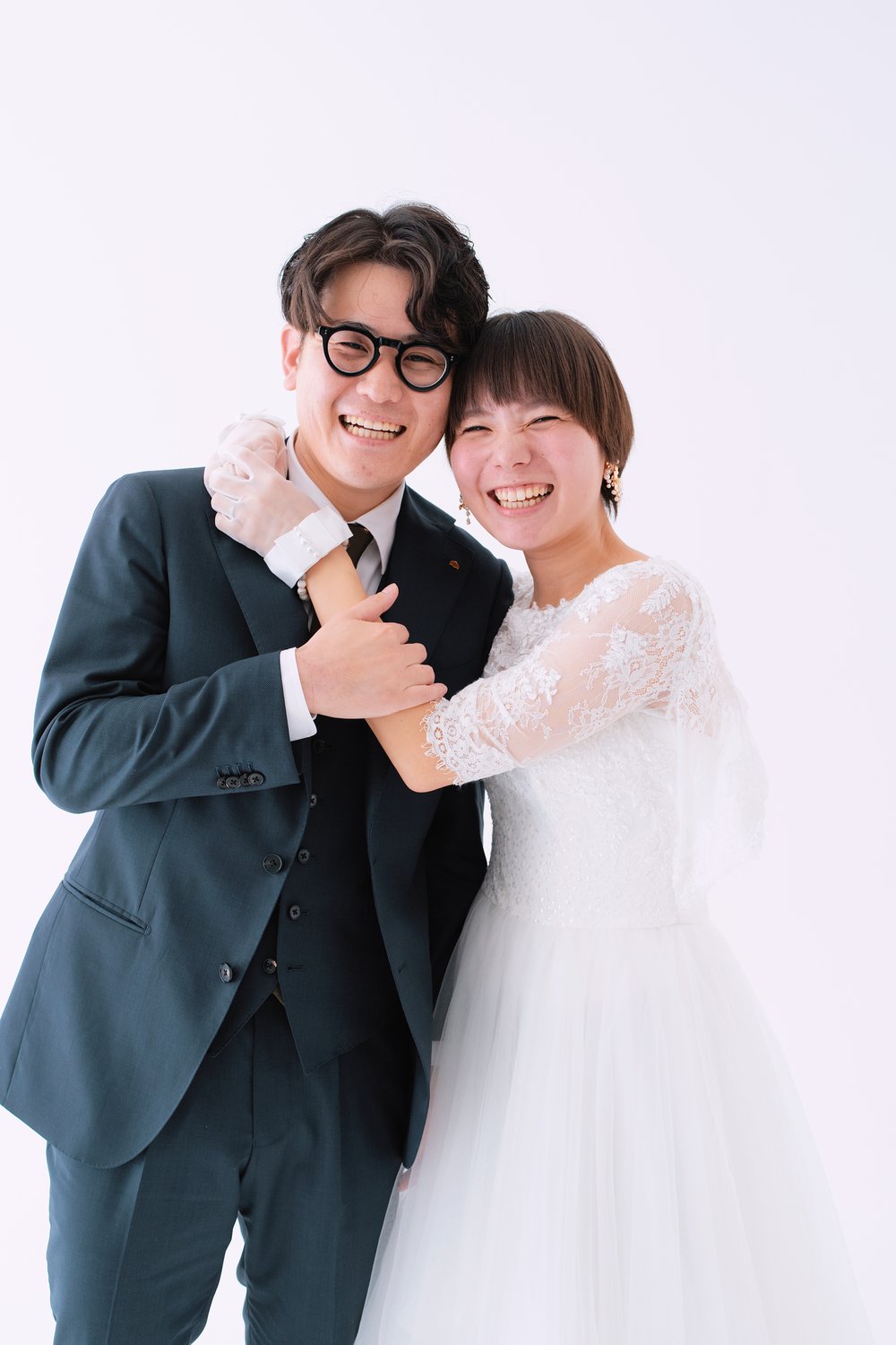 スタジオでのウエディングフォト・寄り添う新郎新婦（糸島写真館）