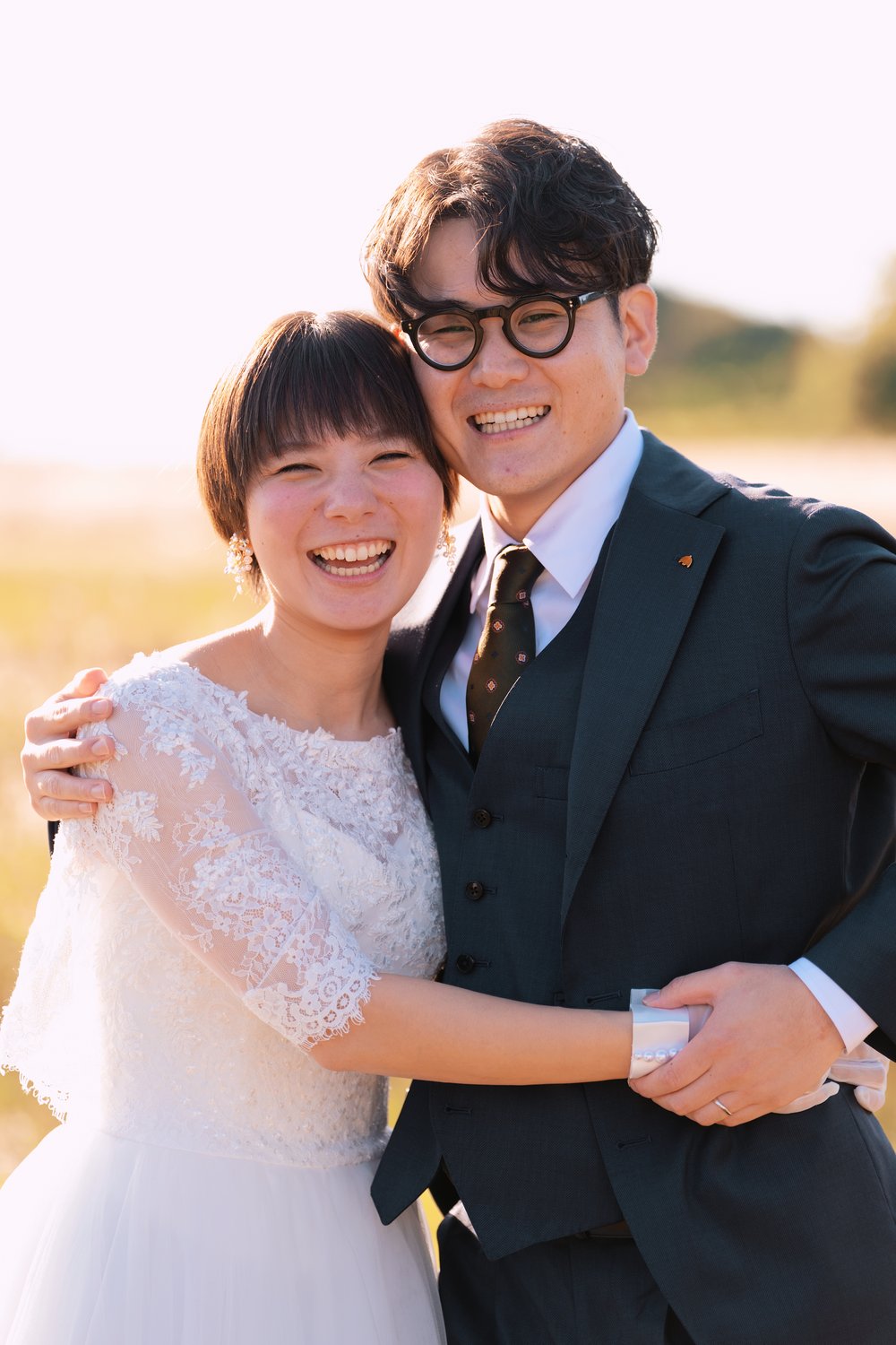 夕日のなかで笑い合う新郎新婦のウエディングフォト（糸島写真館）