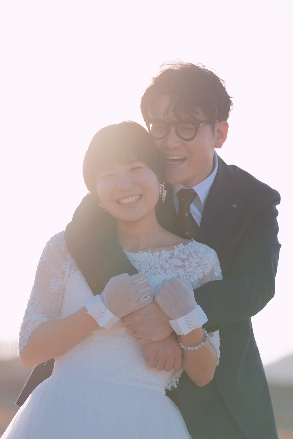やさしい光のウエディングフォト・寄り添う新郎新婦（糸島写真館）