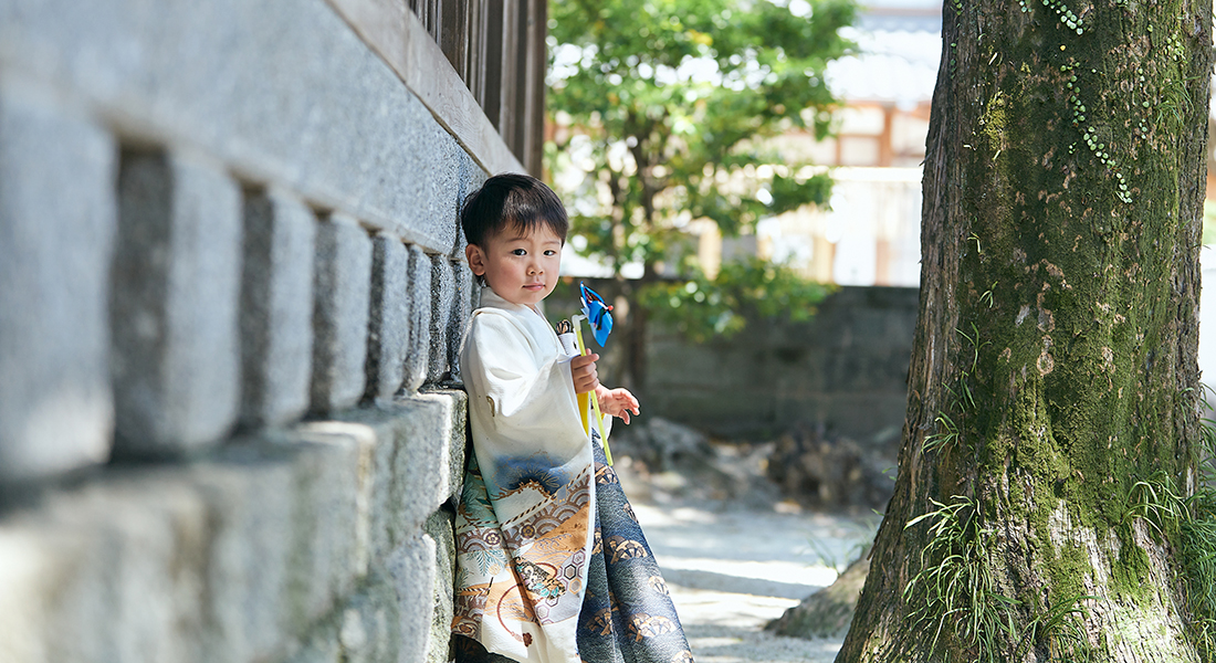 産宮神社の境内で撮影した糸島写真館の３歳男の子の七五三写真