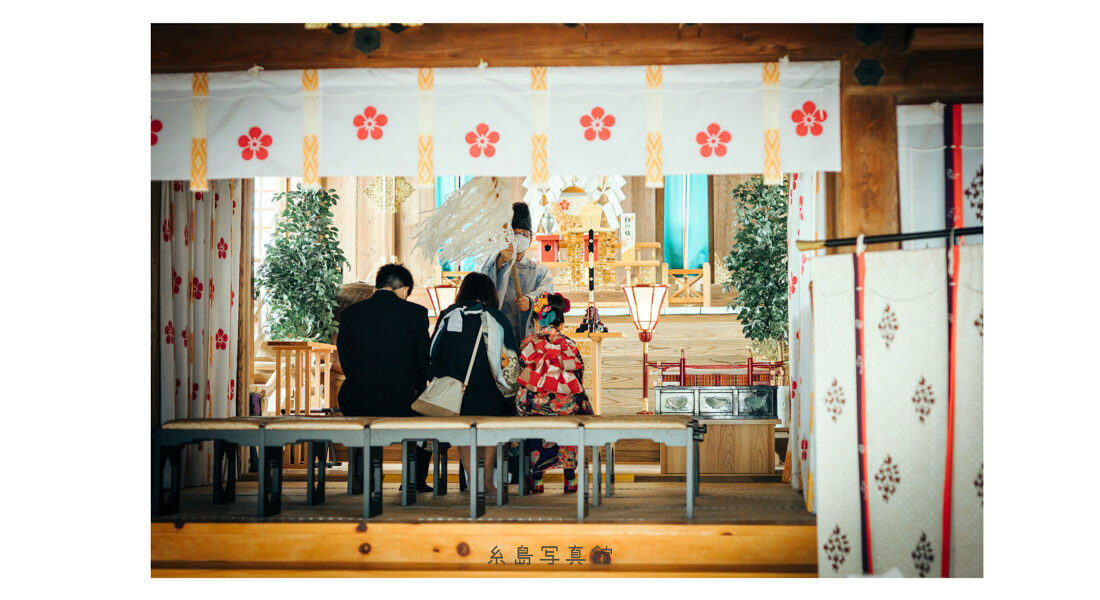 産宮神社で祈祷を受けるお宮参りの家族写真