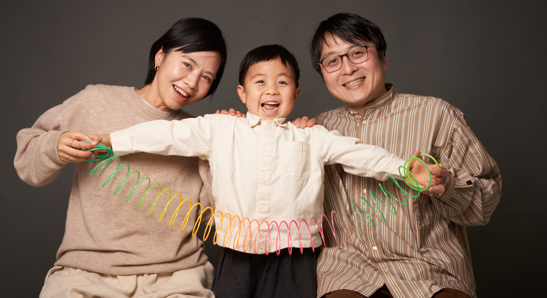 糸島写真館の家族写真で両親と写る6歳男の子