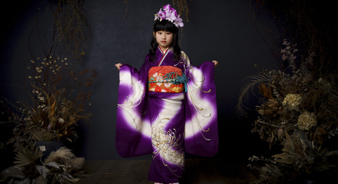 糸島写真館の七五三写真で紫の着物姿の女の子