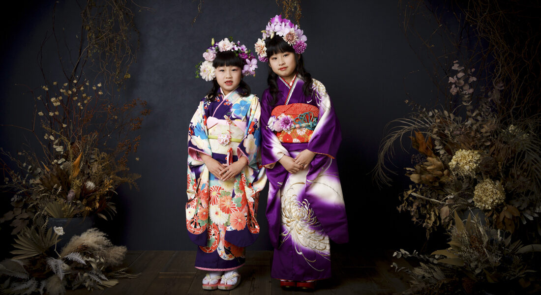 糸島写真館の七五三フォトで糸島産生花髪飾りで写真に収まる姉妹