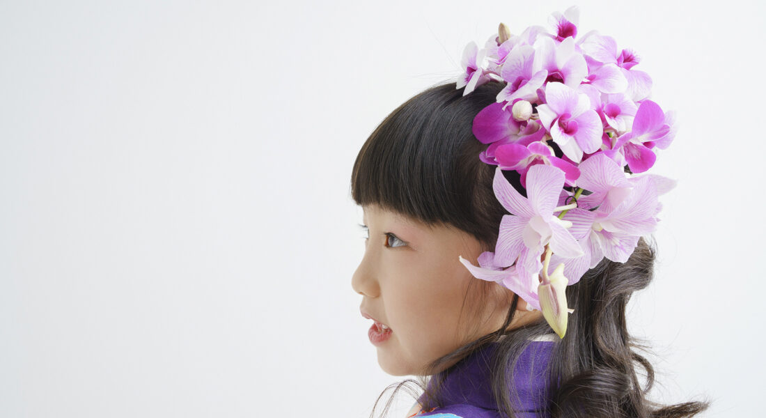 糸島写真館の生花髪飾りで七五三撮影をする７歳女の子