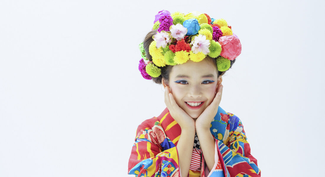 糸島写真館の花ラブ人でハーフ成人式の記念写真を撮る１０歳少女