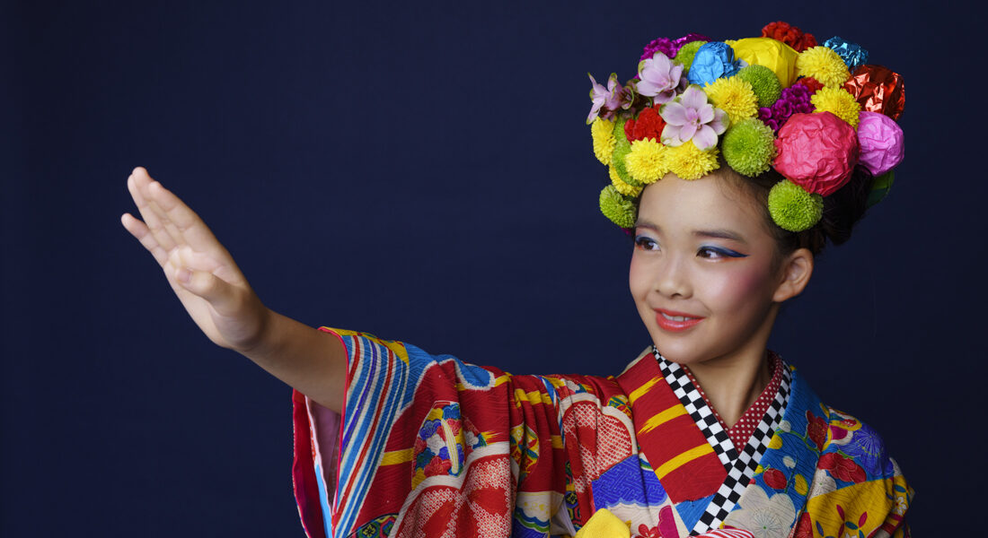 色鮮やかな生花ヘアコーデをする糸島写真館の花ラブ人