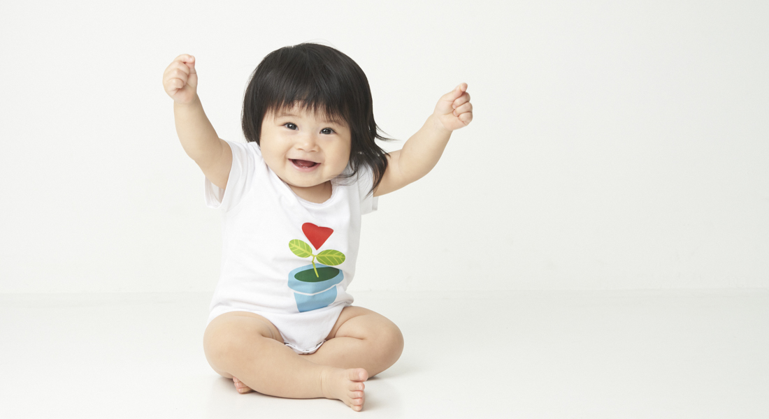 糸島写真館の１歳誕生日記念のスタジオ撮影で笑顔を見せる女の子