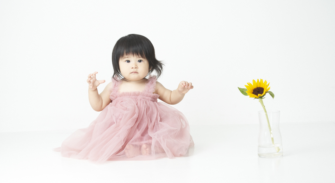 糸島写真館の１歳誕生日記念写真でドレスを着る女の子