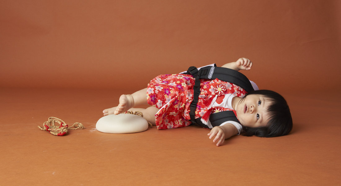 糸島写真館で撮影された１歳女の子と餅踏みの写真