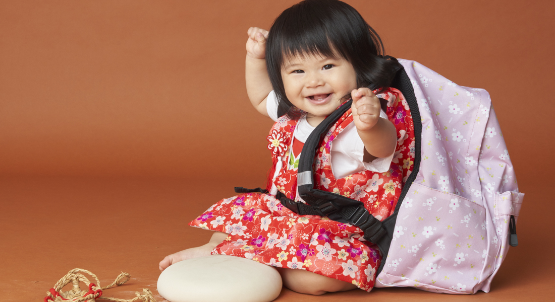 糸島写真館の１歳誕生日記念の餅踏みでポーズを決める女の子