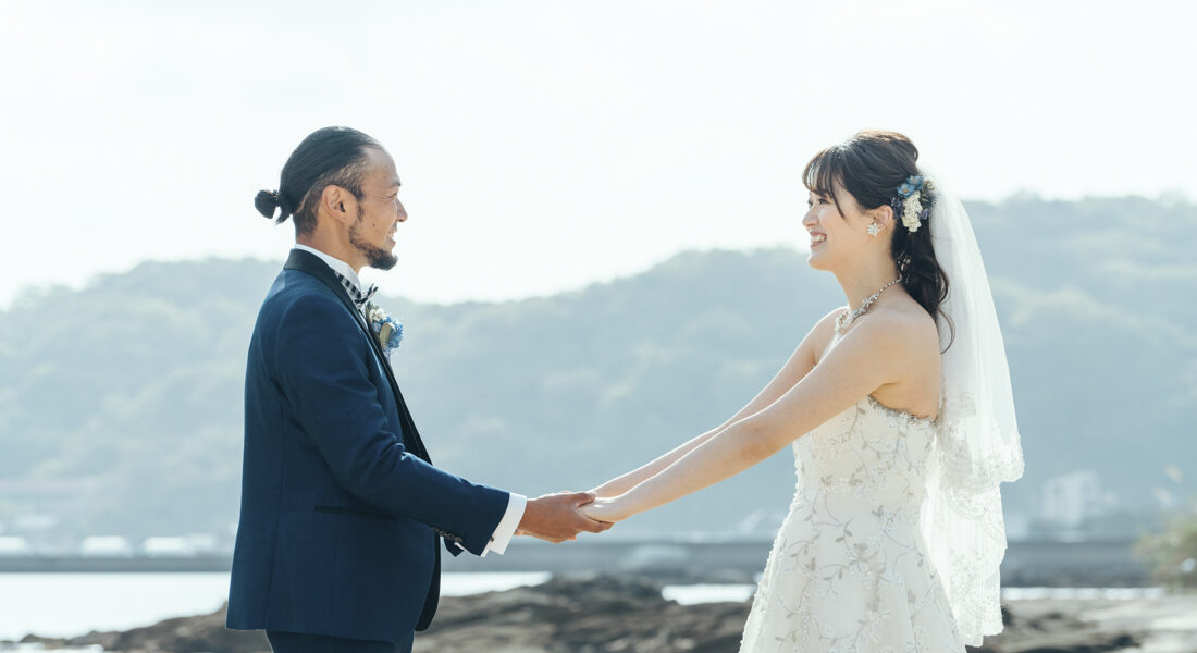 糸島の海の前で手をつなぐ新郎新婦の結婚式写真