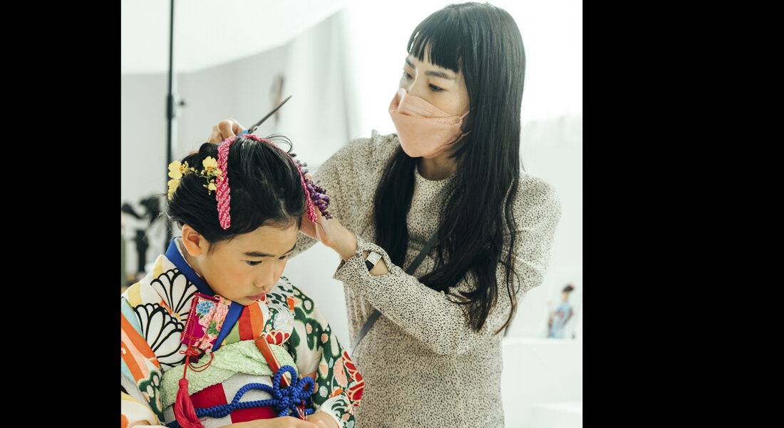 糸島写真館の７５３フォトで、娘の七五三ヘアメイクをするママ