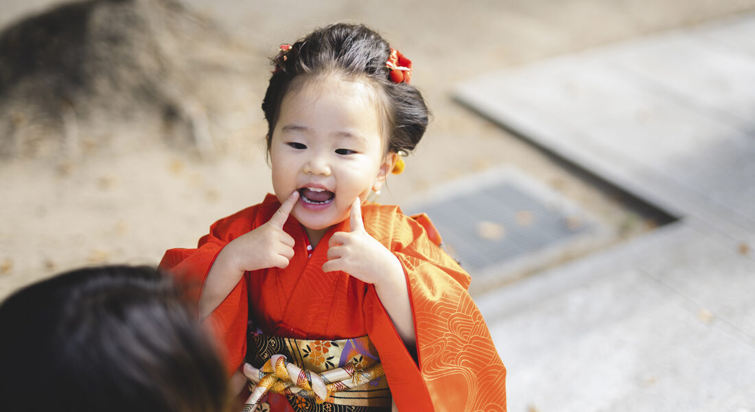 糸島写真館の産宮神社七五三撮影で、ほっぺに指を立ててポーズの３歳女の子