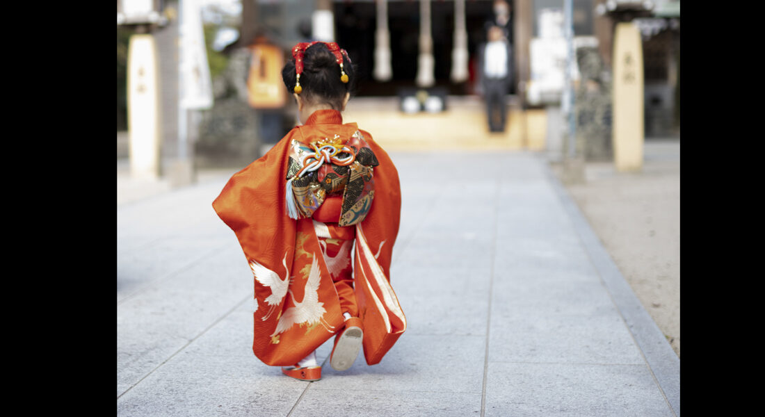 糸島写真館の７５３撮影で、産宮神社で着物姿の３歳女の子の後ろ姿