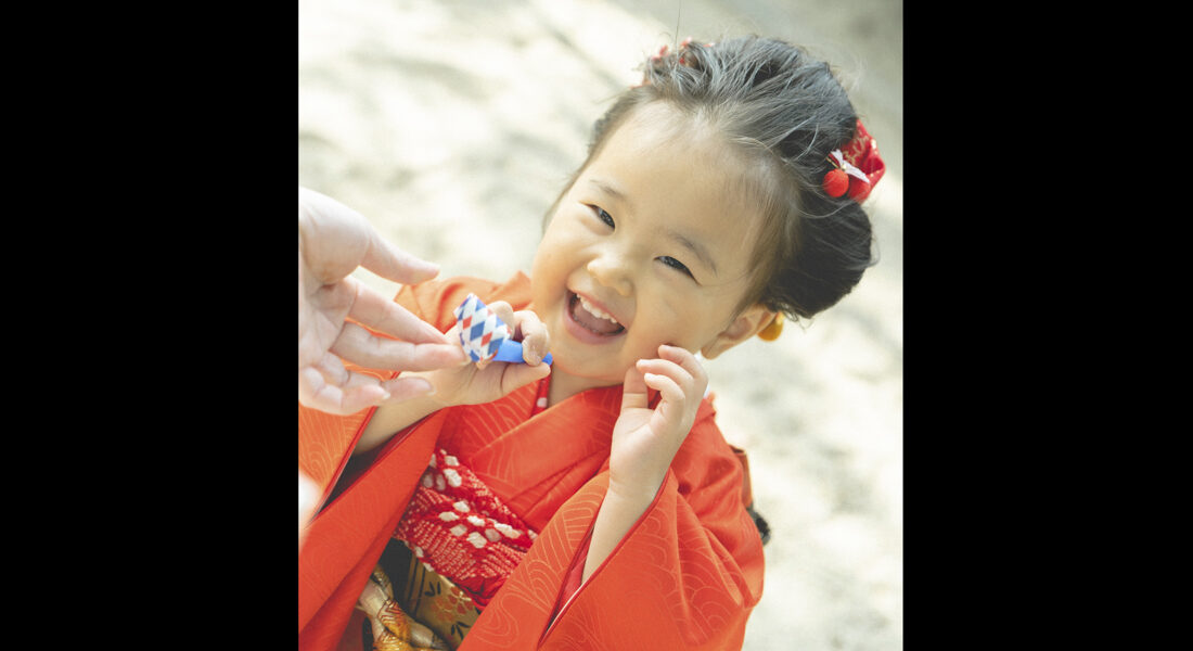 糸島写真館の産宮神社七五三撮影で笑顔の女の子