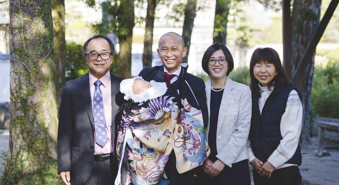 糸島写真館のお宮参りフォトで両親、祖父母と写真に写る男の赤ちゃん