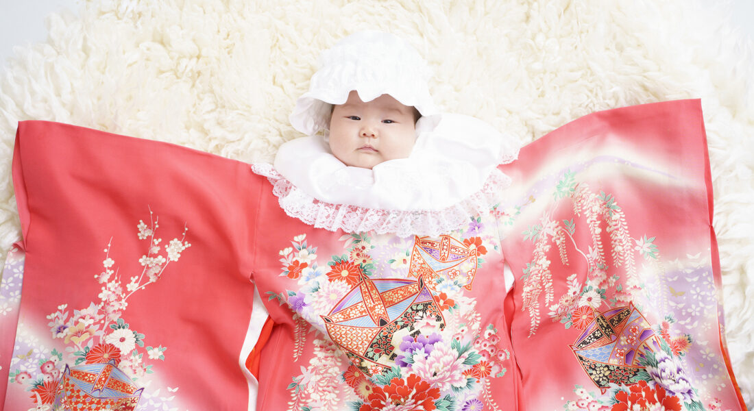 糸島写真館のお宮参りフォトで撮影した女の赤ちゃんと着物