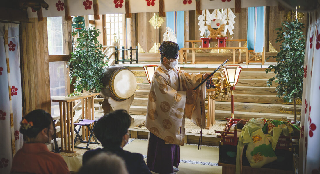 糸島写真館が撮影した産宮神社のお宮参りのご祈祷風景