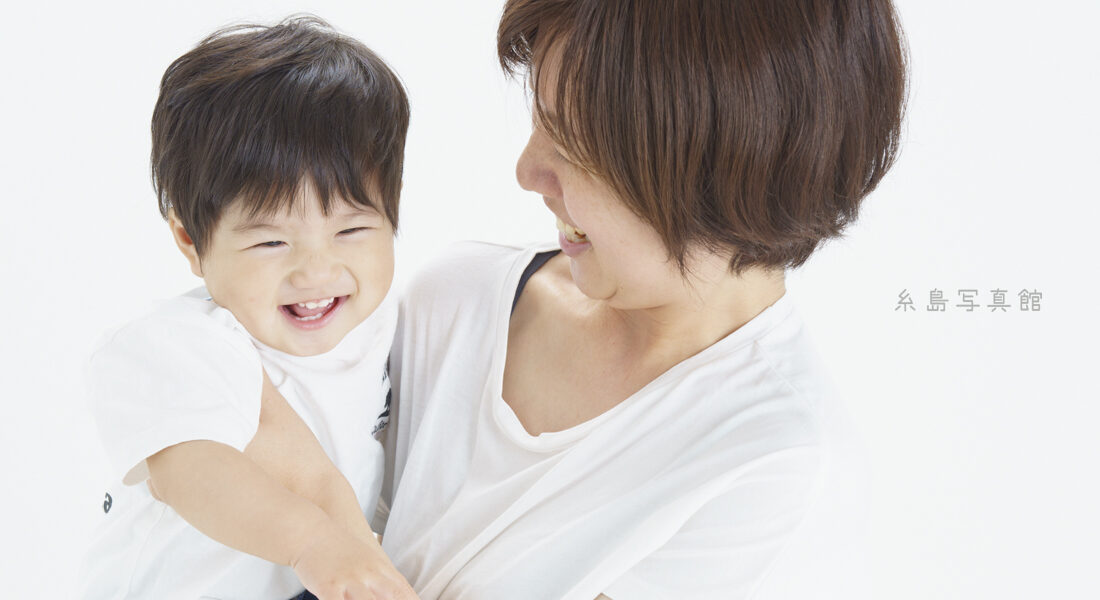 糸島写真館で撮影した１歳男の子と母の記念写真