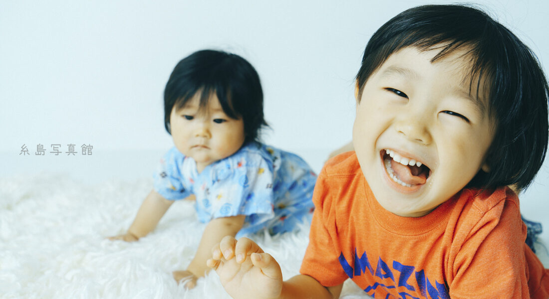 笑顔はじける糸島写真館の子ども兄弟写真